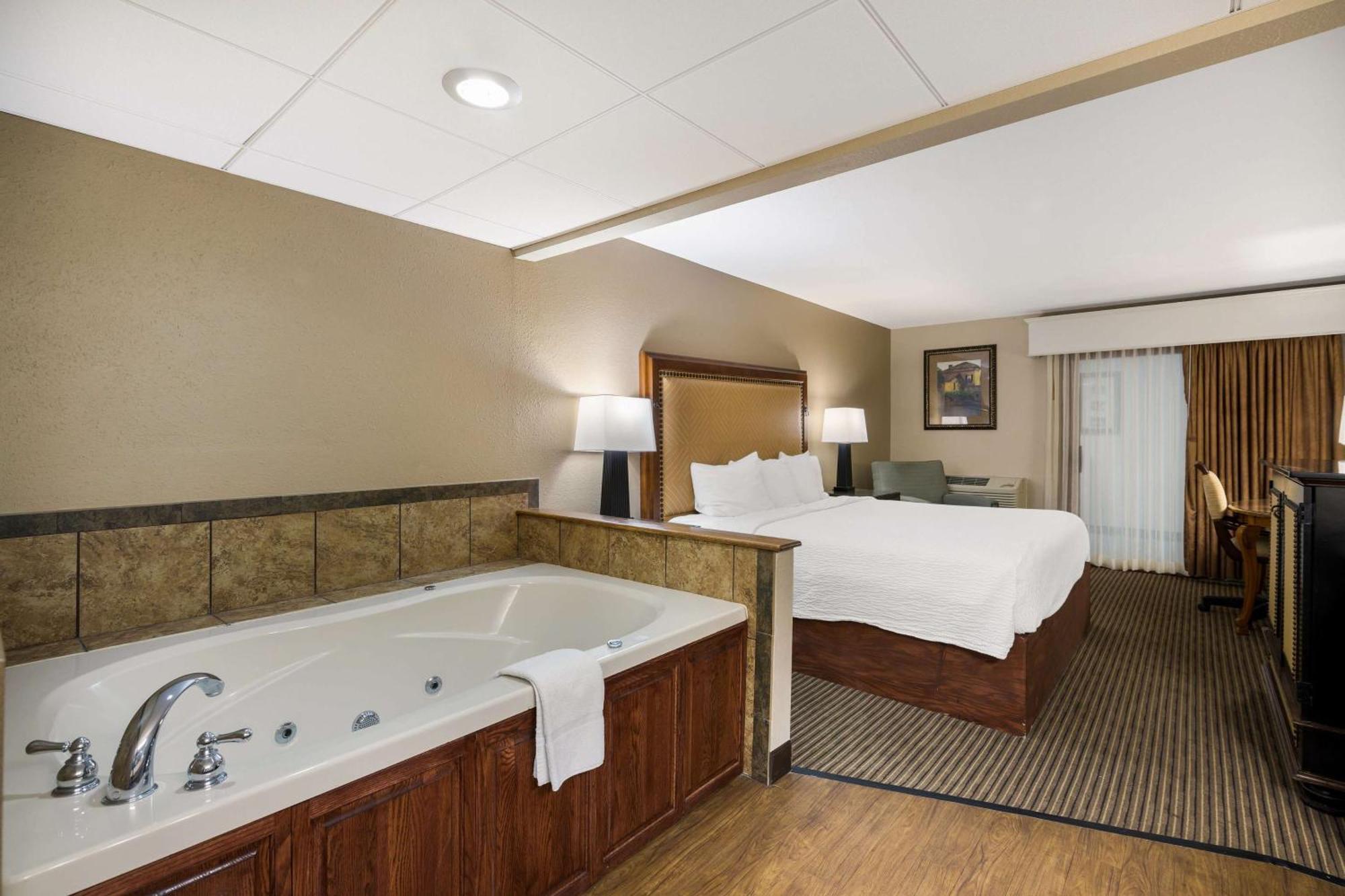 Revel Hotel Minot - Surestay Collection By Best Western Exterior foto
